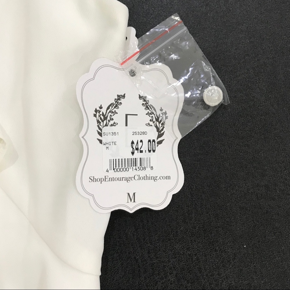 NWT Blakely cream colored romper size M - Picture 4 of 8